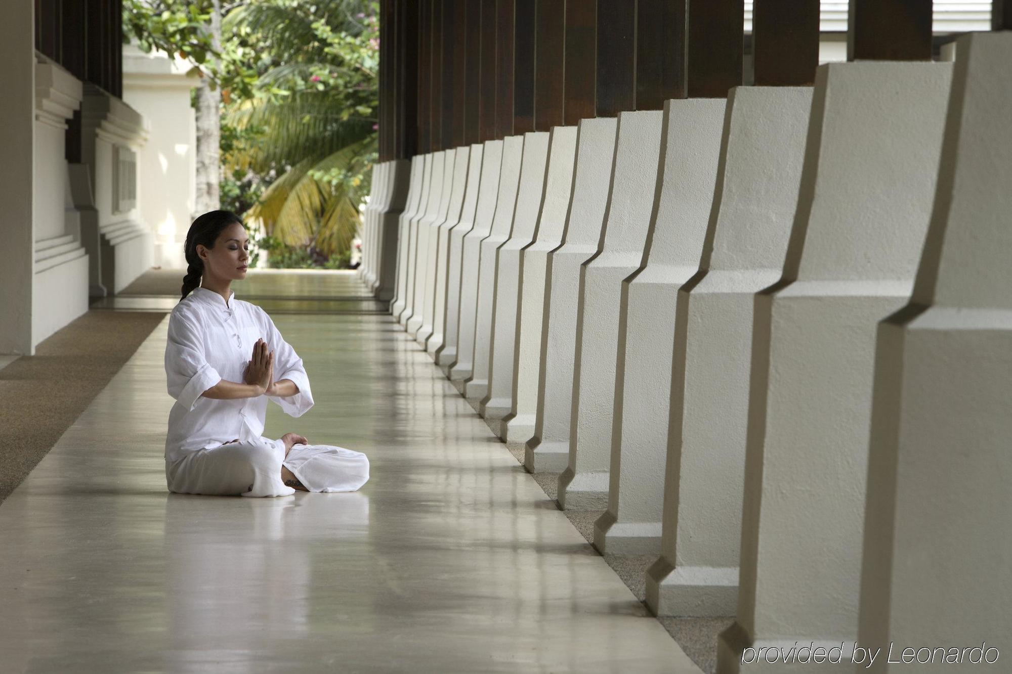 月之影度假村 龙运 外观 照片 A woman meditating at the Four Seasons Hotel, Mumbai, India
