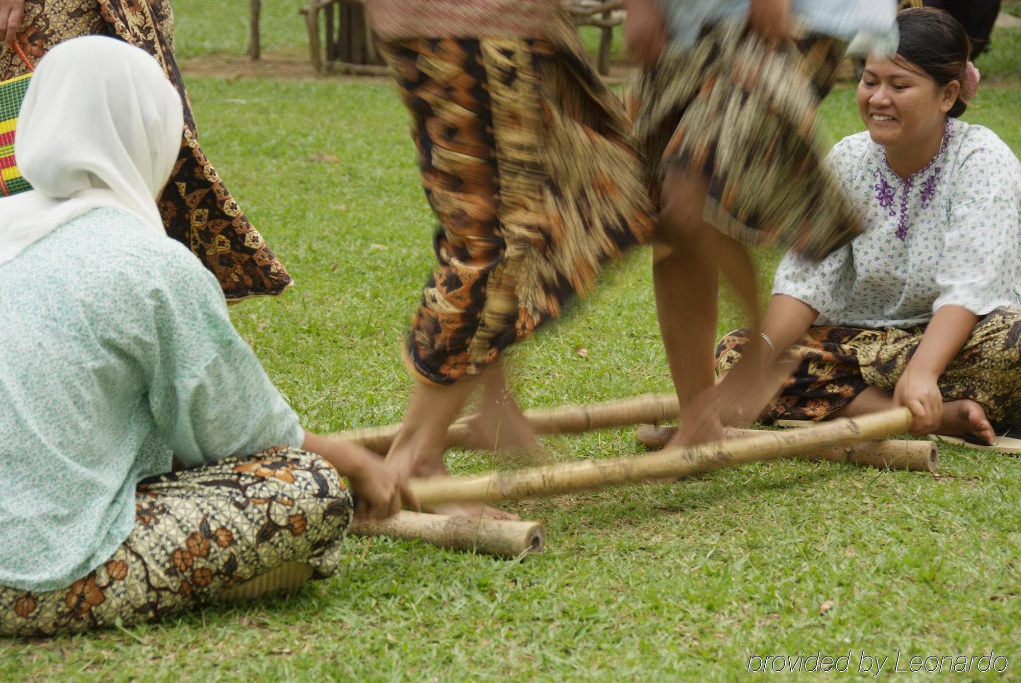 月之影度假村 龙运 外观 照片 The traditional dance of Tausug