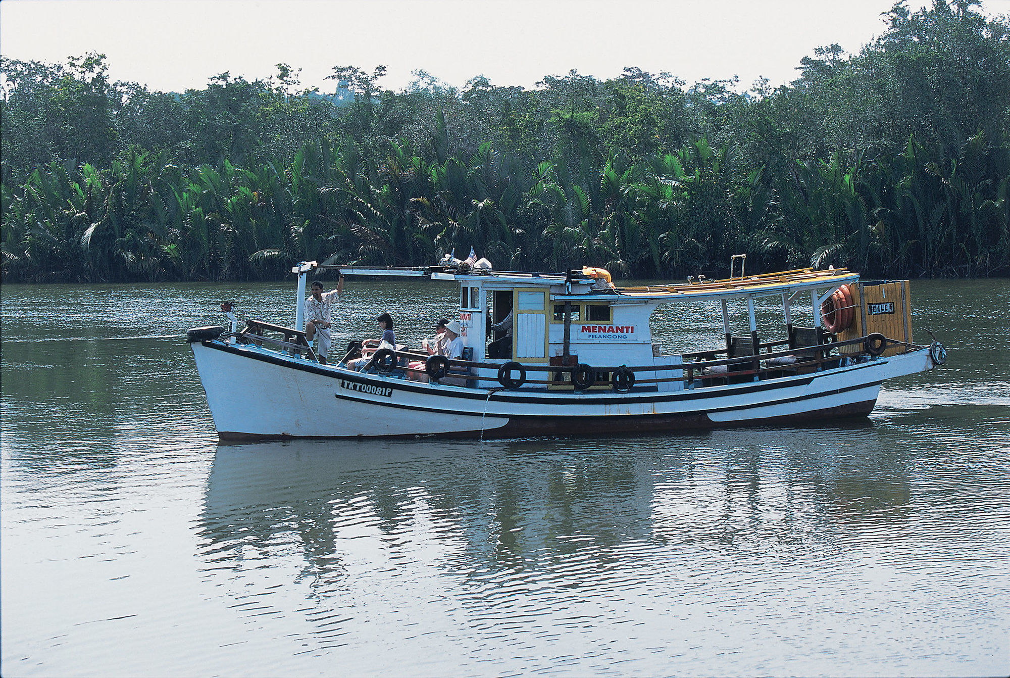 月之影度假村 龙运 外观 照片 A fishing boat in the backwaters of Kerala