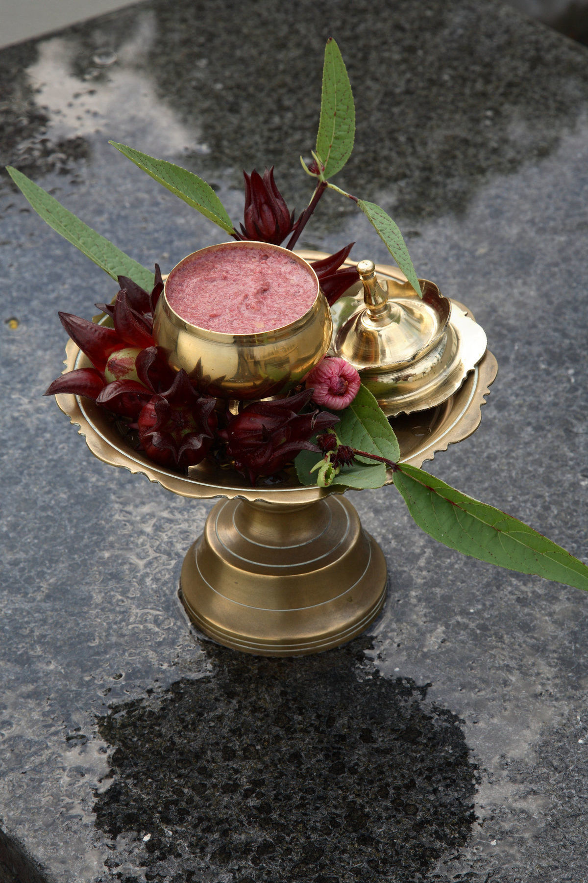 月之影度假村 龙运 外观 照片 A brass thali with a bell, flowers and a pot of halwa
