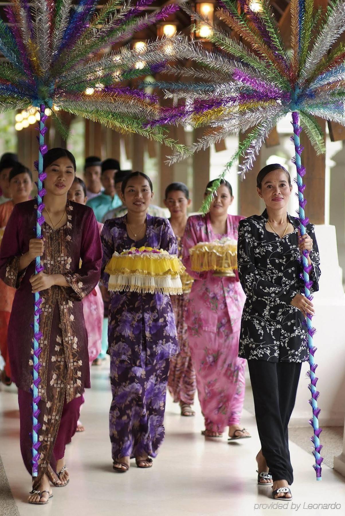 月之影度假村 龙运 外观 照片 A traditional Javanese wedding procession